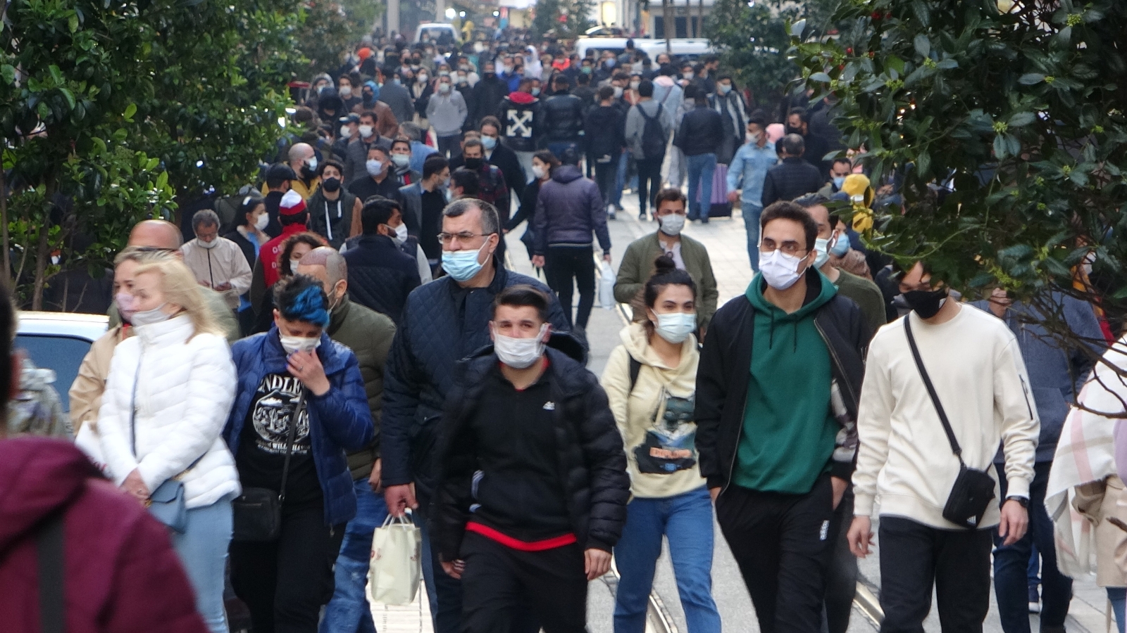 Sokağa çıkma kısıtlaması öncesi Taksim’de denetim gerçekleştirildi