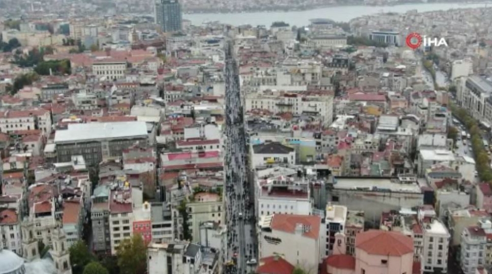 Sokağa çıkma kısıtlaması öncesi Taksim’de yoğunluk