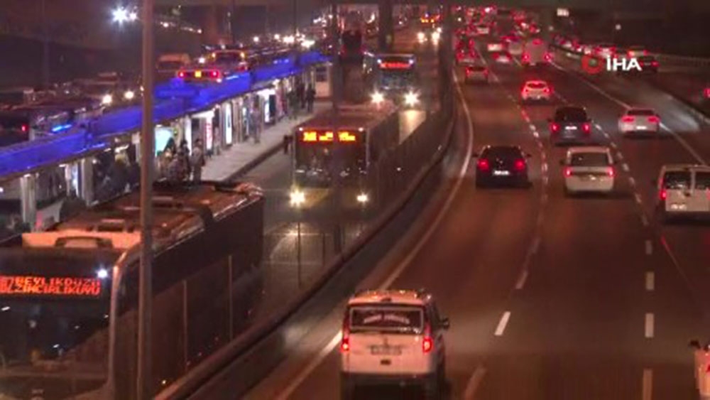 Sokağa çıkma kısıtlamasına 1 saat kala İstanbul’da trafik ve metrobüs yoğunluğu