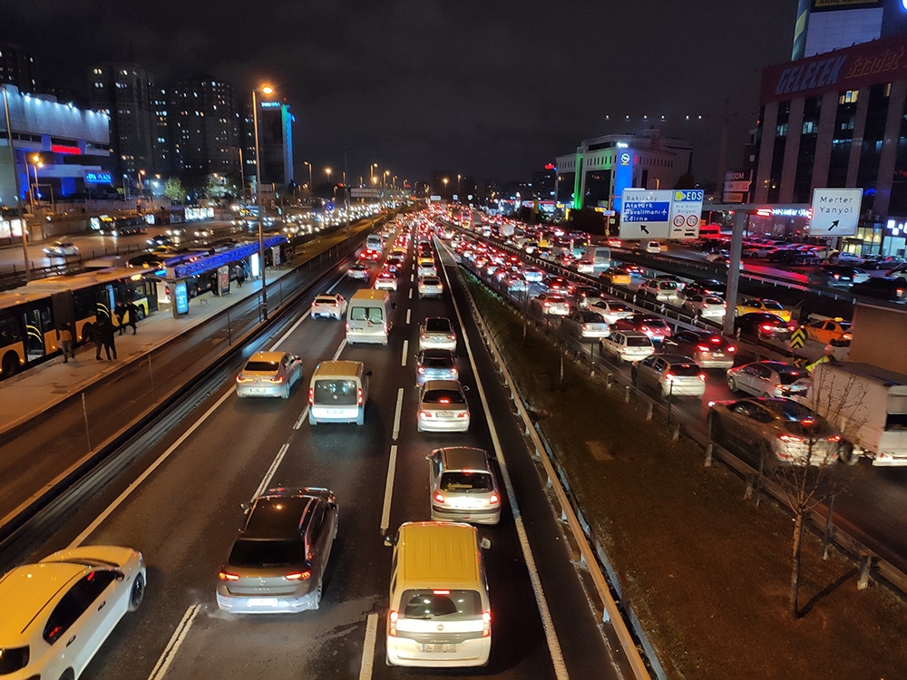 Sokağa çıkma kısıtlamasına 1 saat kala İstanbul’da trafik yoğunluğu arttı
