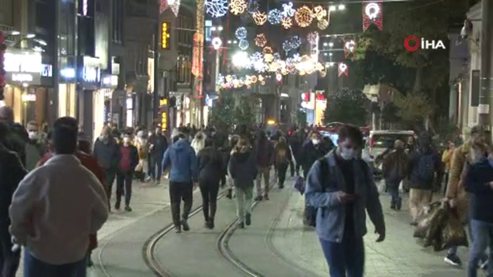 Sokağa çıkma kısıtlamasına dakikalar kala İstiklal Caddesi’nde yoğunluk oluştu