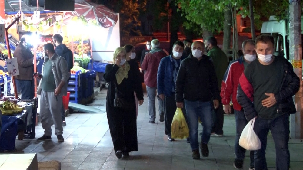 Sokağa çıkma kısıtlamasına dakikalar kala marketlerde yoğunluk yaşandı