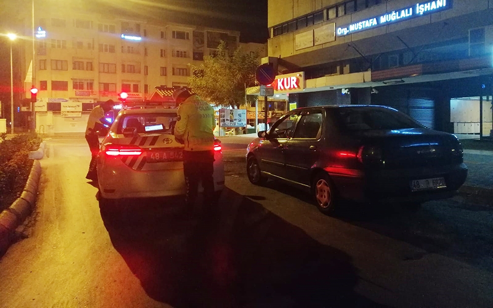 Sokağa çıkma kısıtlamasında alkollü yakalandı