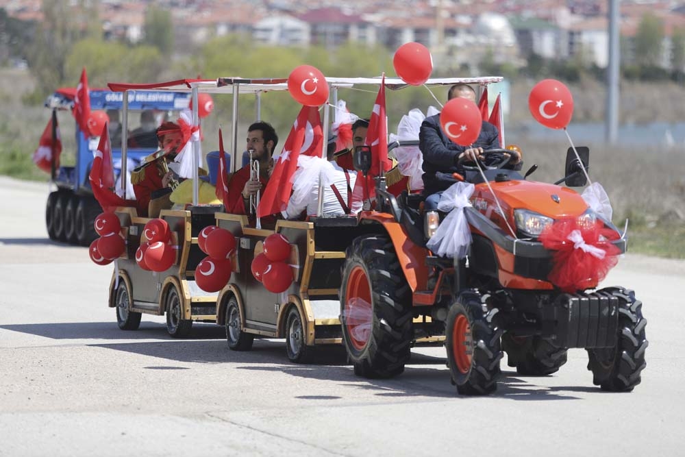Sokağa çıkma kısıtlamasında bandolu 23 Nisan kutlaması