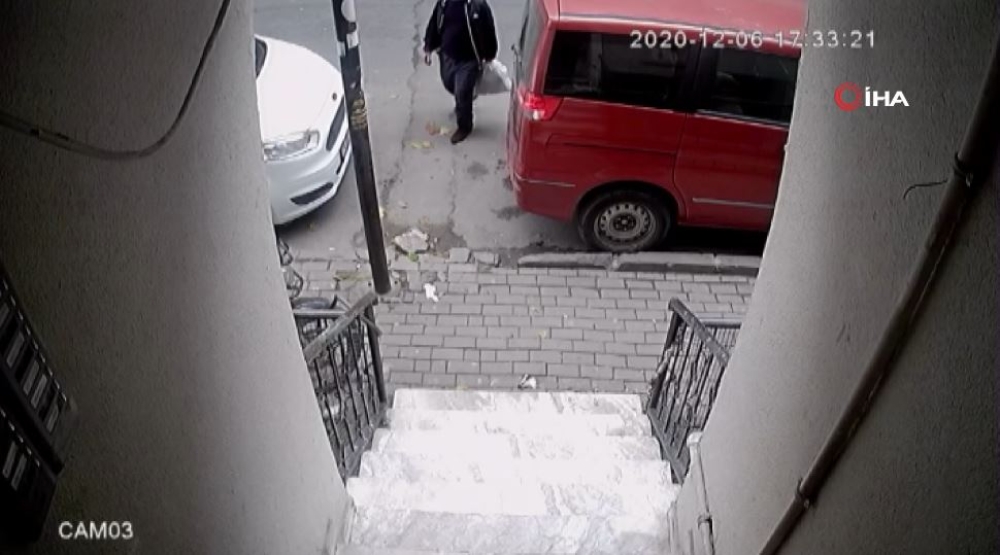 Sokağa çıkma kısıtlamasında binadaki ayakkabıları çalan hırsız kamerada