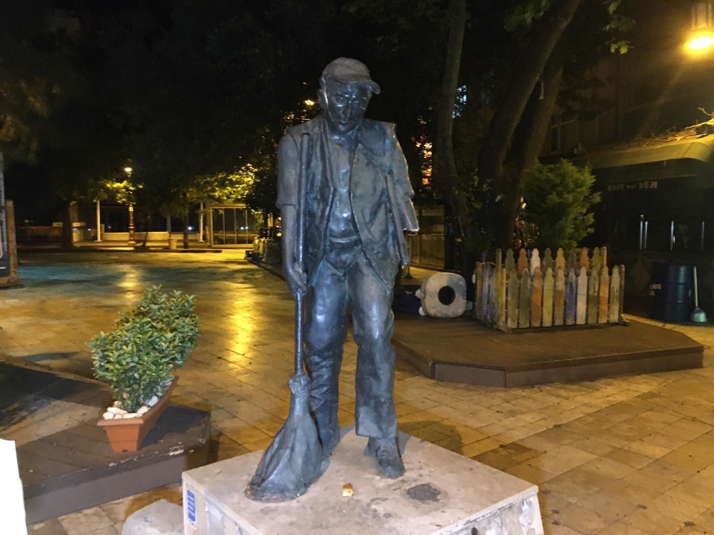 Sokağa çıkma kısıtlamasında çöpçü heykelinin kolunu kırdılar