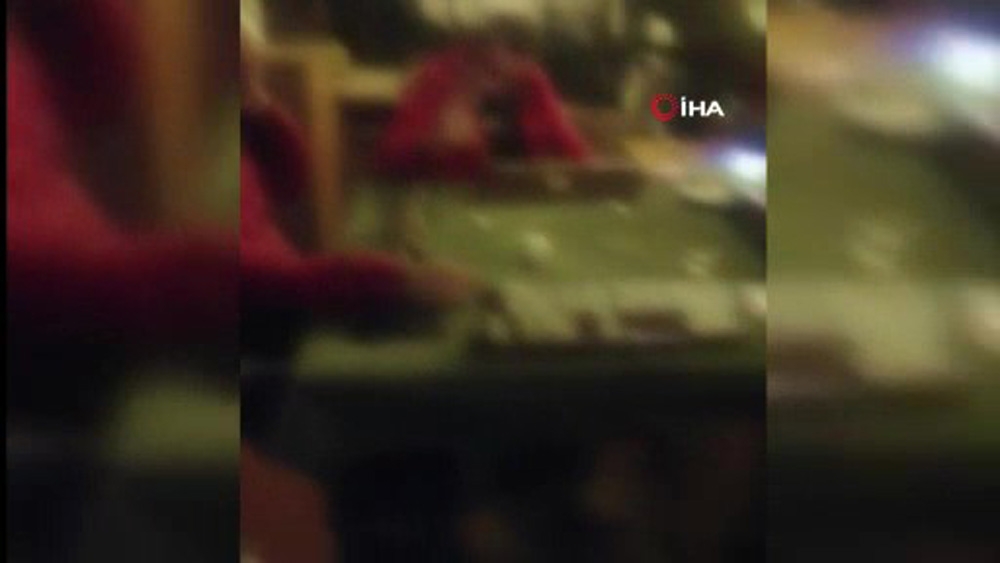 Sokağa çıkma kısıtlamasında kafede okey oynayanlara polis baskını kamerada