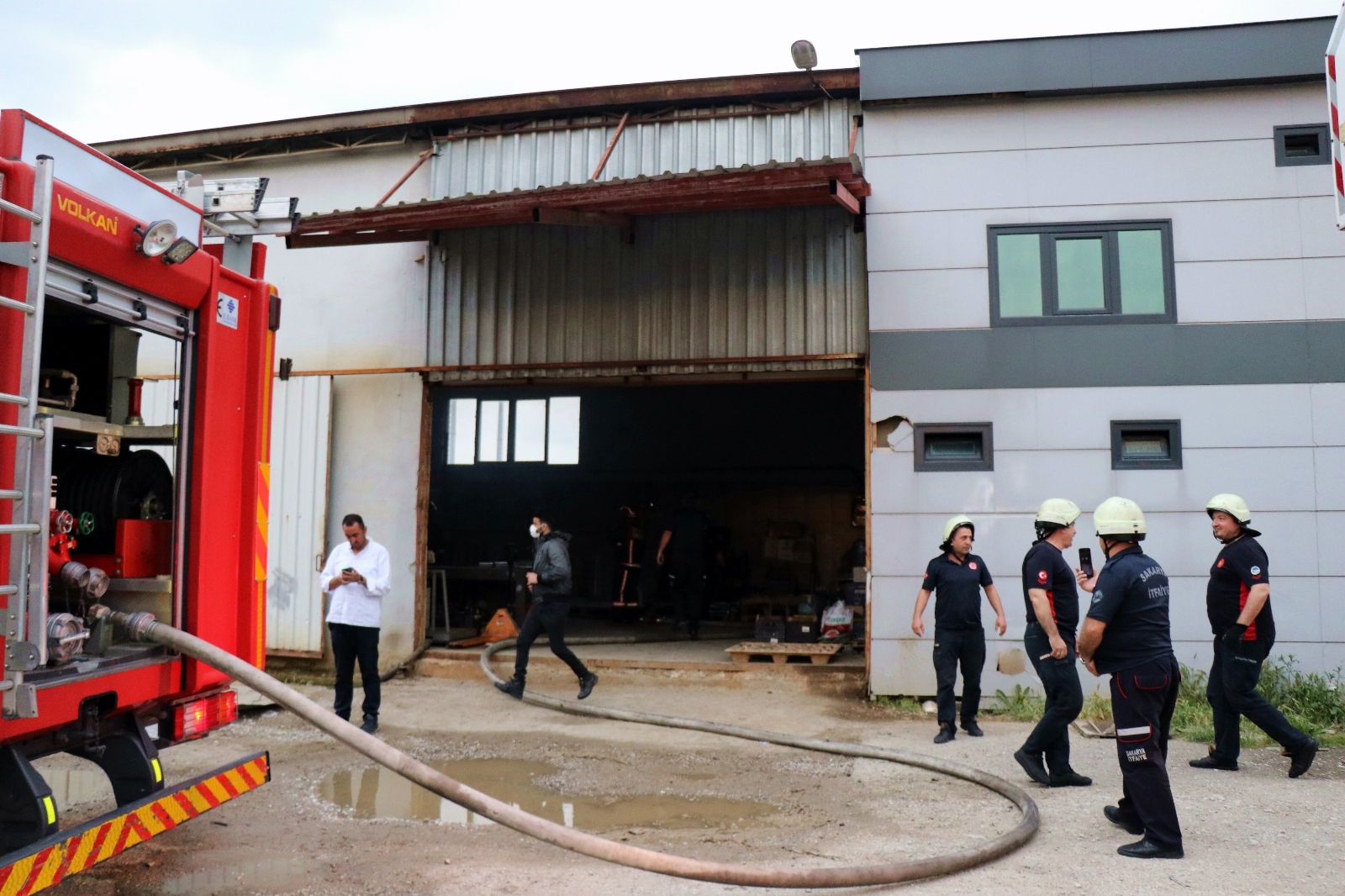Sokağa çıkma kısıtlamasında korkutan fabrika yangını