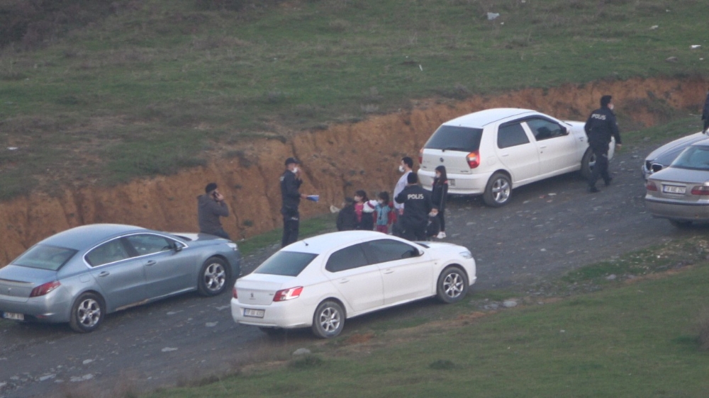 Sokağa çıkma kısıtlamasında piknik yaptılar, polisi görünce kaçtılar