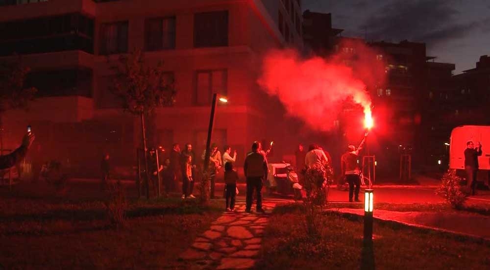 Sokağa çıkma kısıtlamasında site içerisinde bayram eğlencesi