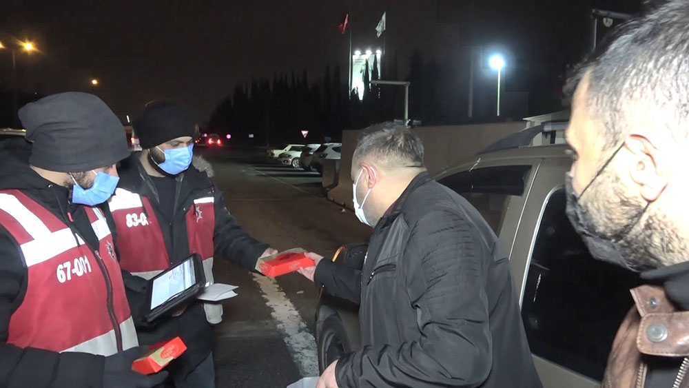 Sokağa çıkma kısıtlamasında vatandaştan polise baklava ikramı