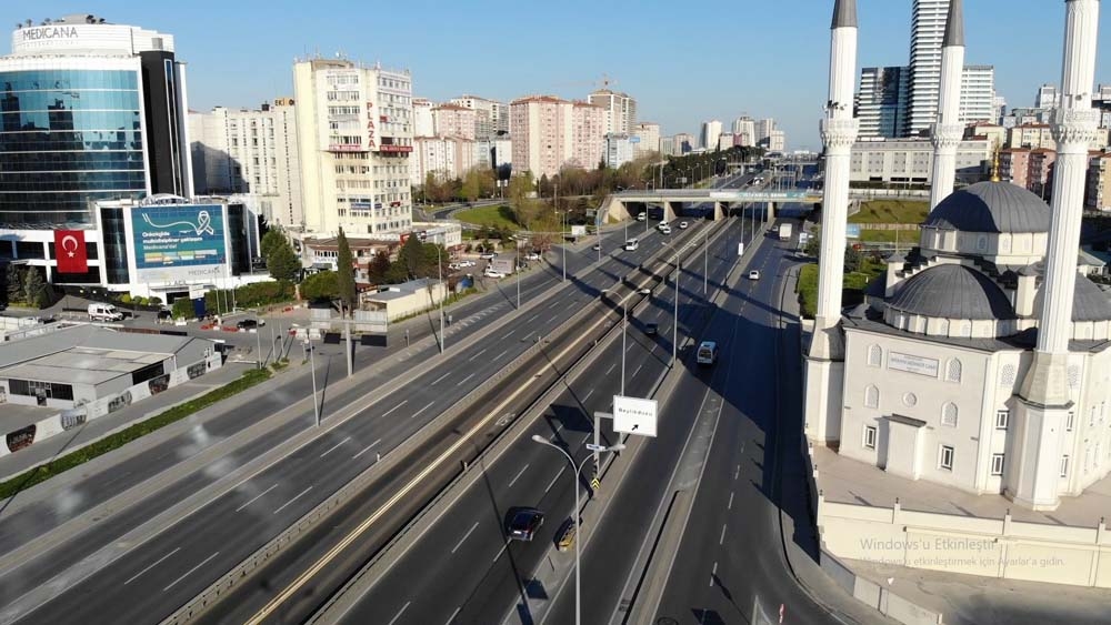Sokağa çıkma kısıtlamasının ardından ilk sabah, yollar ve caddeler boş kaldı