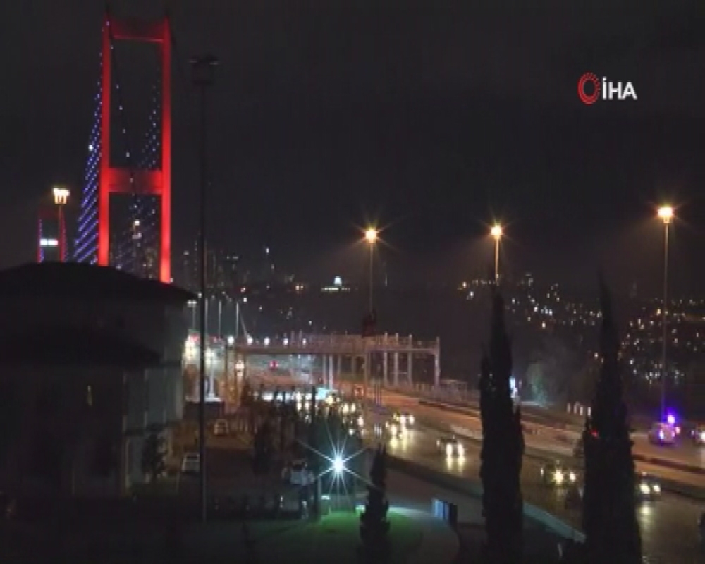 Sokağa çıkma kısıtlamasının ikinci gününde 15 Temmuz Şehitler Köprüsü’nde trafik yoğunlaştı
