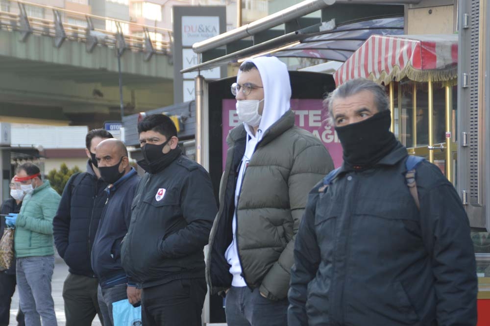 Sokağa çıkma kısıtlamasının ilk gününde işe gitmek isteyen vatandaşlar yollara çıktı