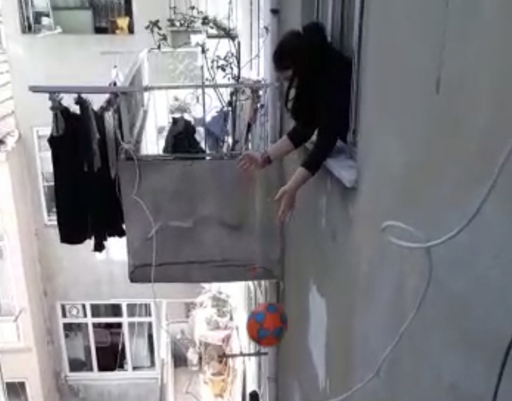 Sokağa çıkma yasağı olan çocuklar pencereden top oynadı