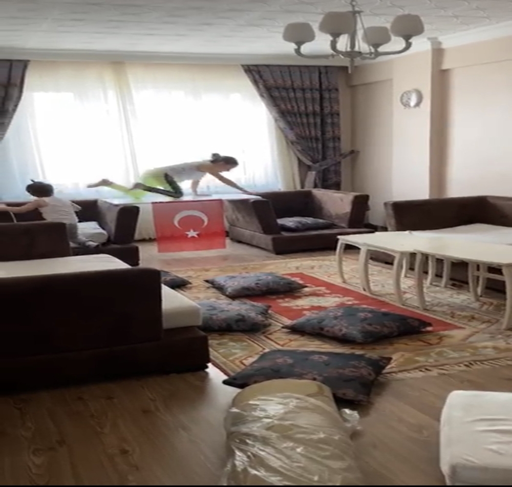 Sokağa çıkma yasağı olan çocuklara evde “survivor” parkuru