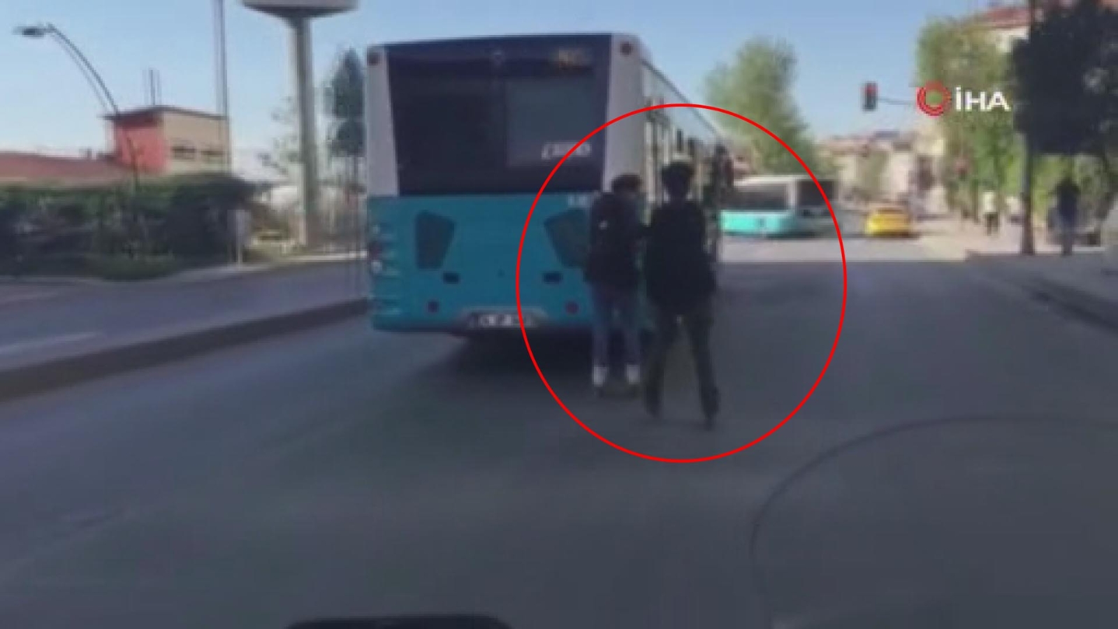 Sokağa çıkma yasağı, patenli gençleri durduramadı