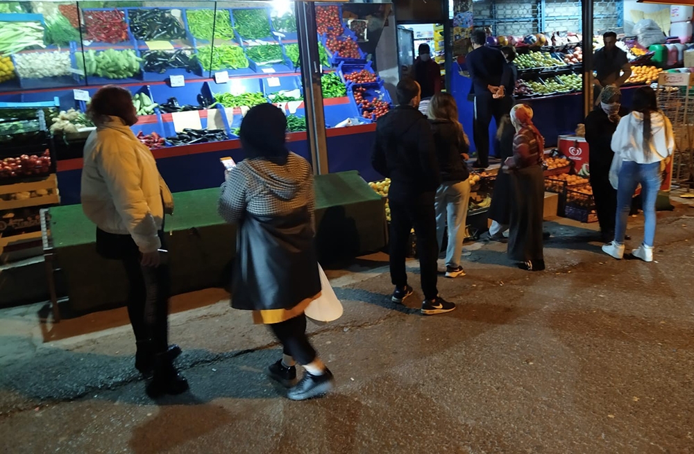 Sokağa çıkma yasağı sonrası vatandaşlar fırınlara akın etti