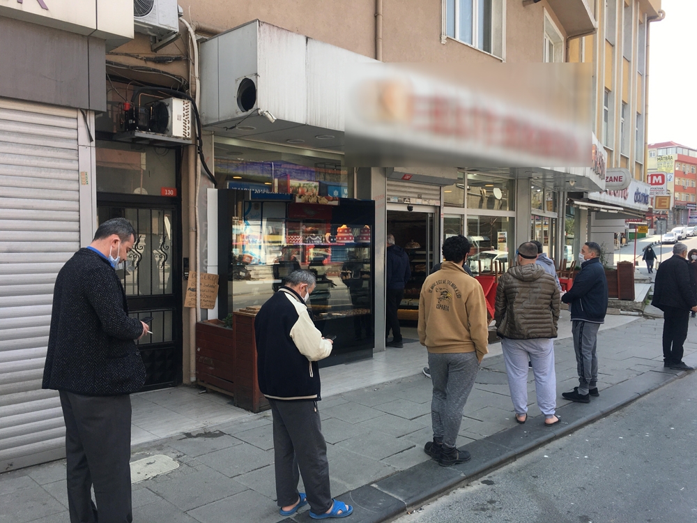 Sokağa çıkma yasağına rağmen fırına gittiler