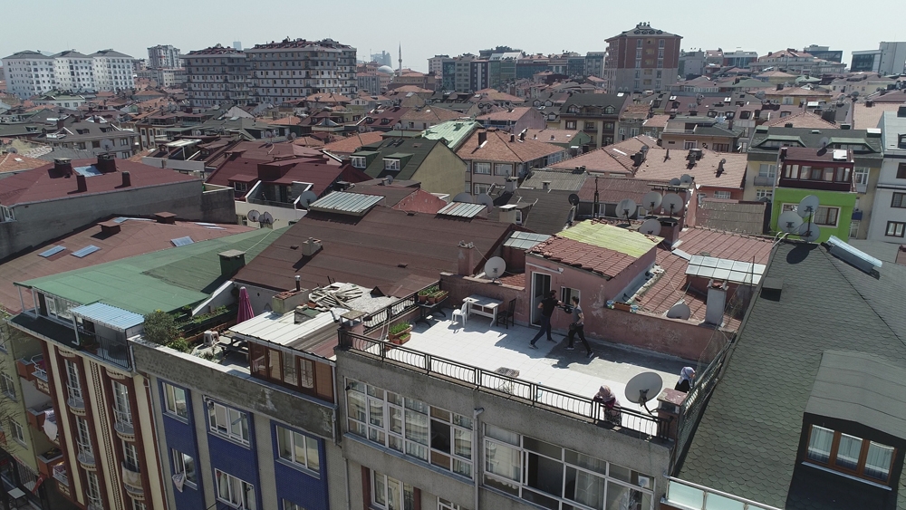 Sokağa çıkma yasağında çatı katında boks