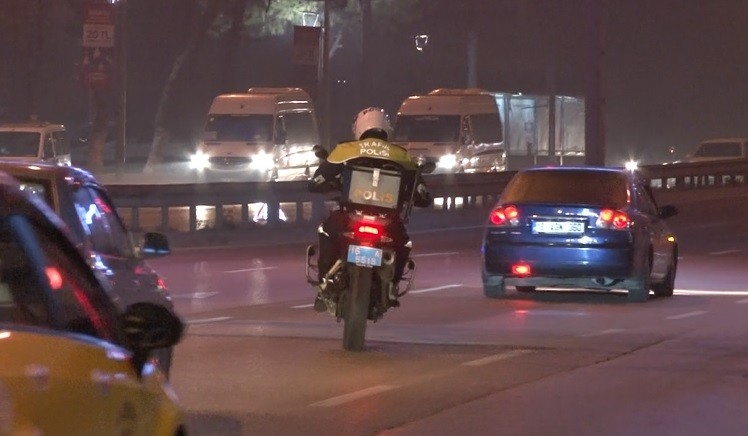 Sokağa çıkma yasağında motosikletli Şahin timlerinden kaçış yok