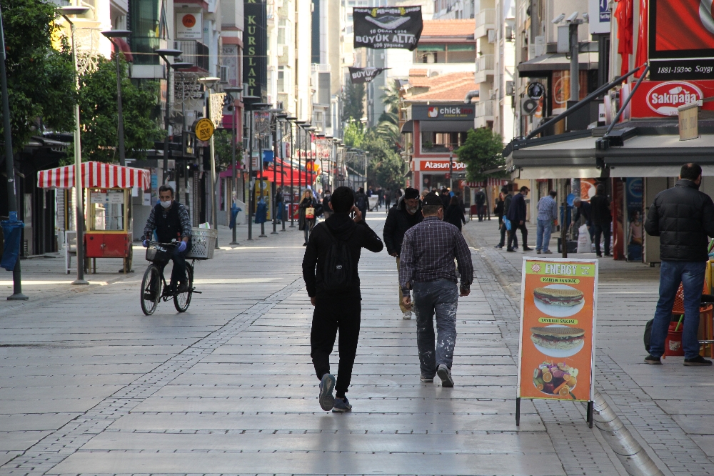 Sokağa çıkma yasağının sona ermesiyle İzmir hareketlendi