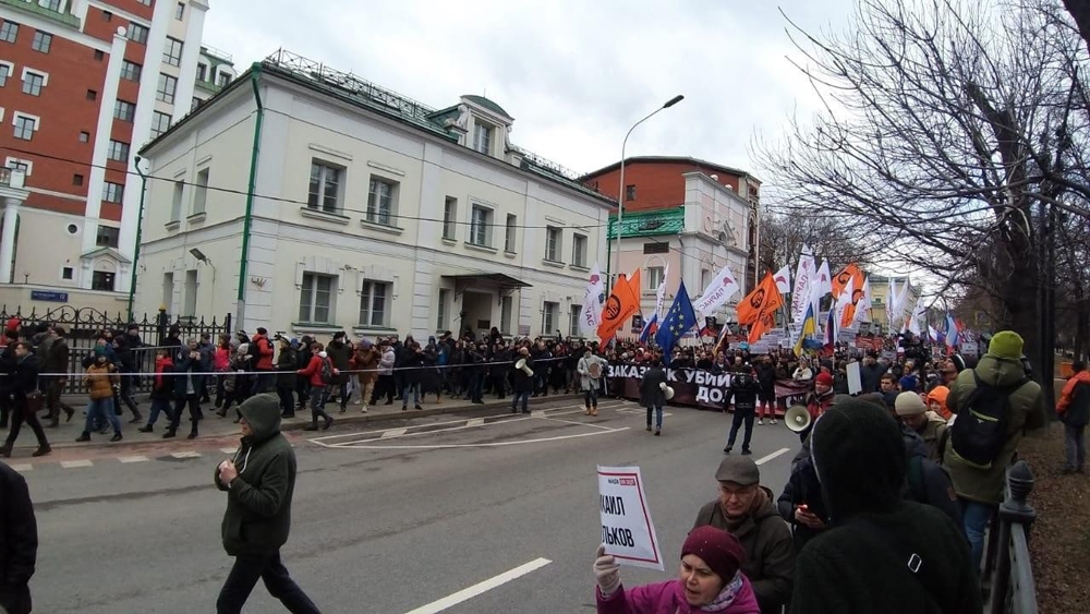 Sokağa inen binlerce protestocu Putin’in istifasını istedi
