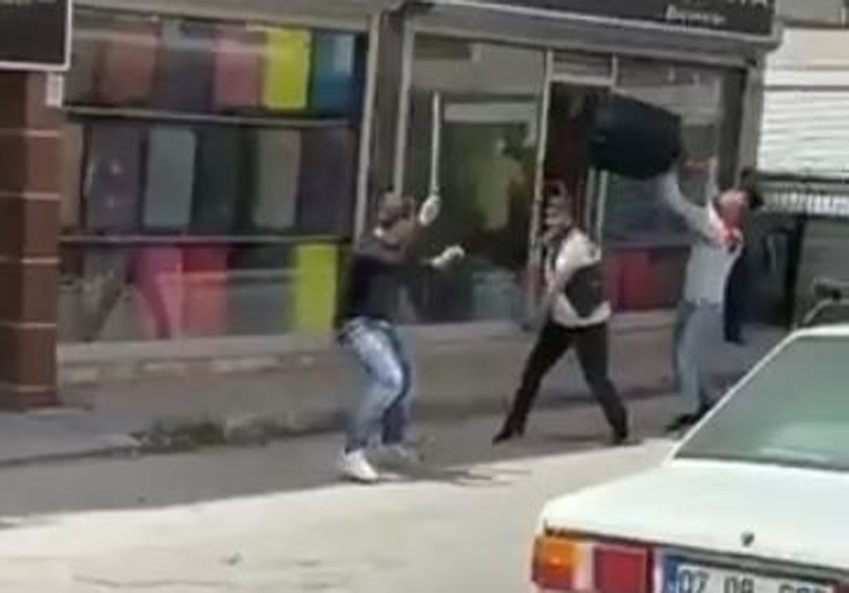Sokak ortasında bavullu, kaldırım taşlı, sopalı kavga