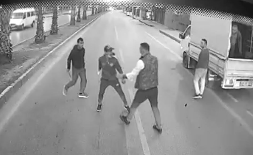 Sokak ortasında dayak yiyen kadını kurtarmak için hayatını hiçe saydı