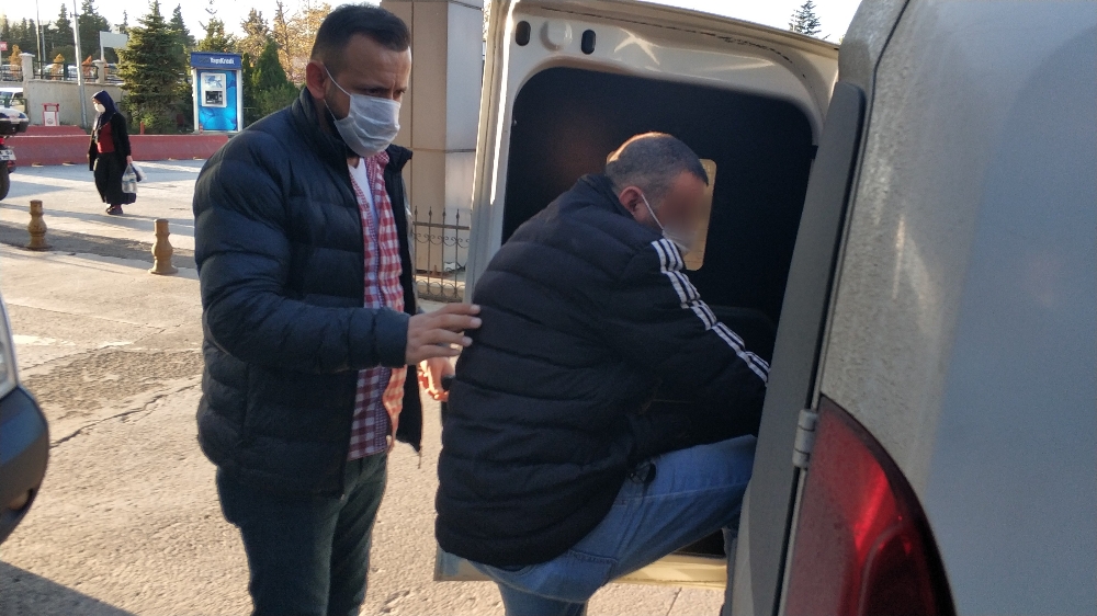 Sokak ortasında genç kadını bıçakladı