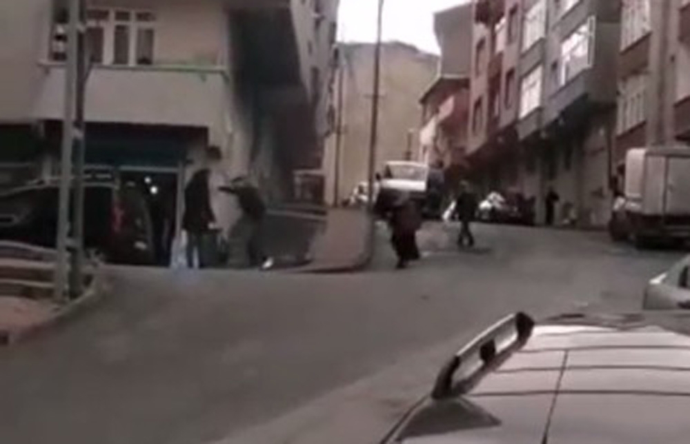 Sokak ortasında kadına sopayla şiddet uyguladı