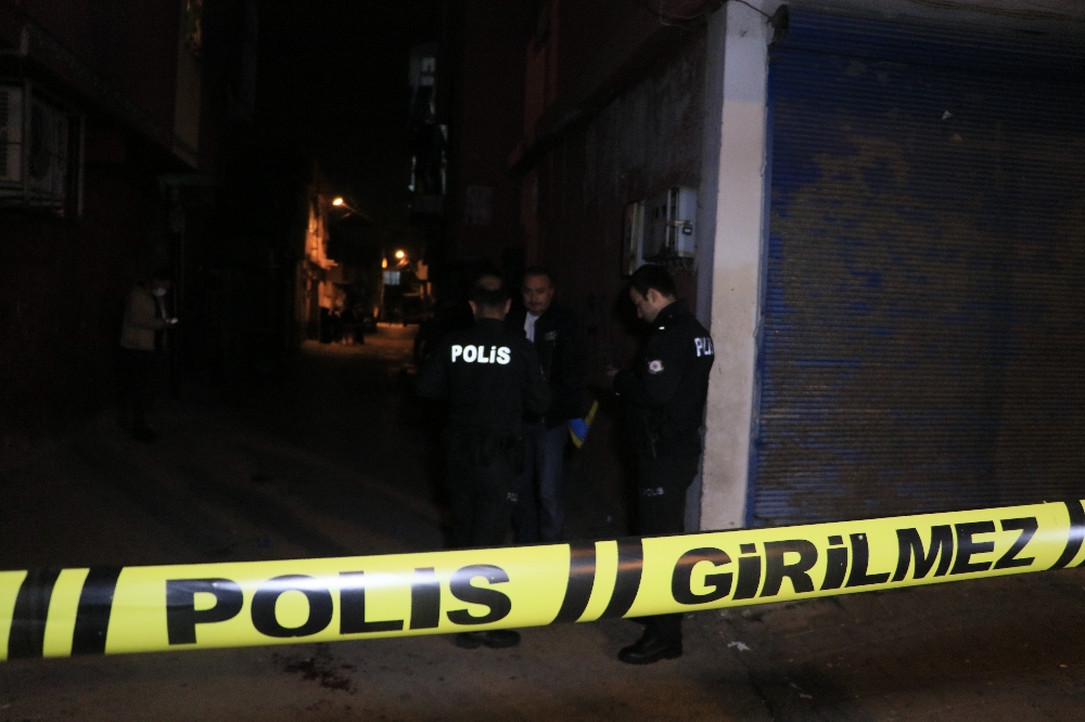 Sokak ortasında pompalı tüfekle saldırı: 1’i ağır 2 yaralı