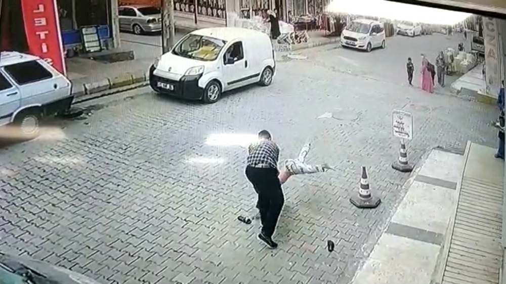 Sokak ortasında şiddete maruz kalan çocuğa ve ailesine destek