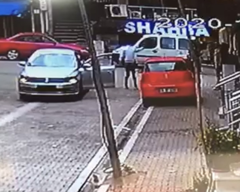 Sokak ortasında silahlı saldırı güvenlik kamerasında