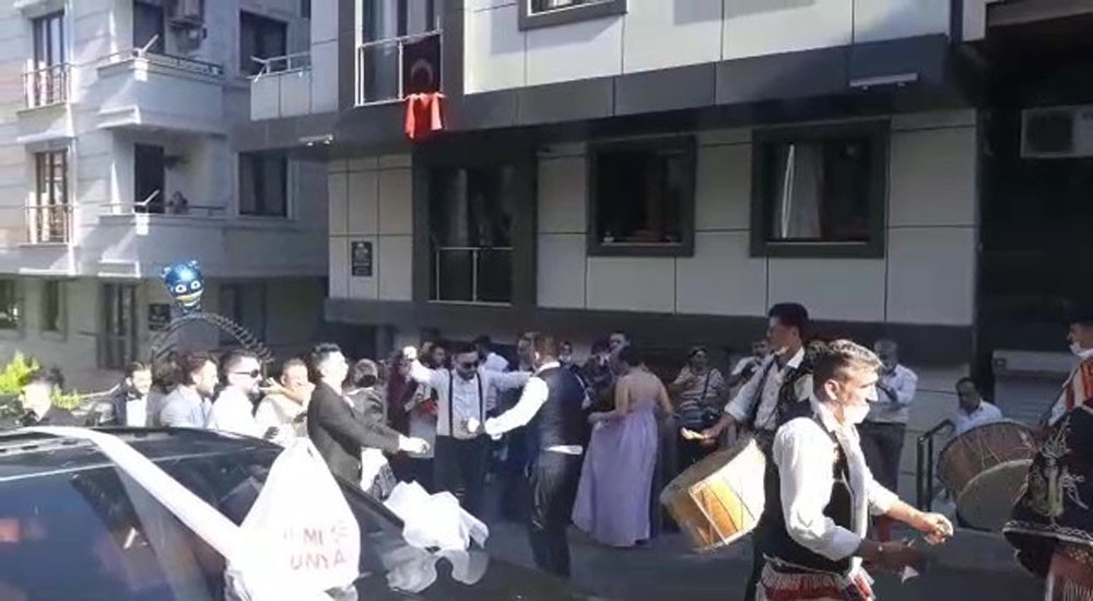 Sokak ortasında sosyal mesafesiz maskesiz düğün eğlencesi