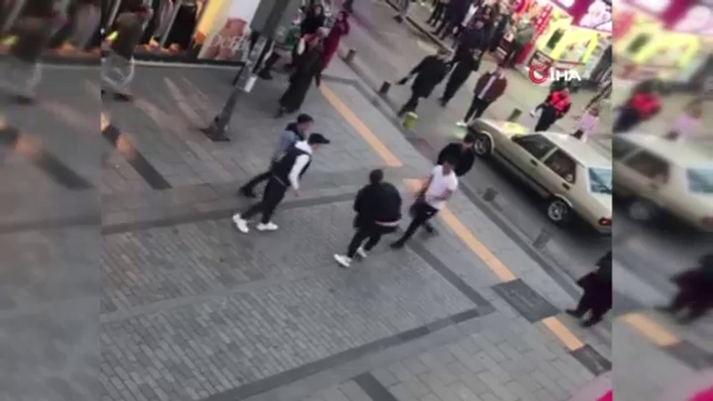 Sokak ortasında tekmeli yumruklu kavga kamerada