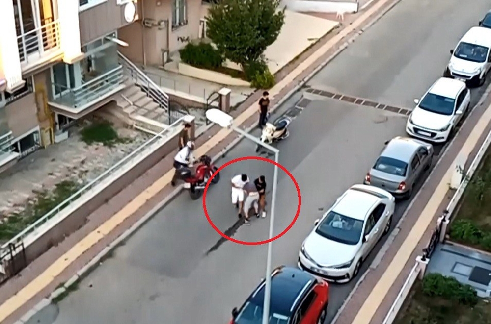 Sokak ortasında yolunu kesip darp ettiler