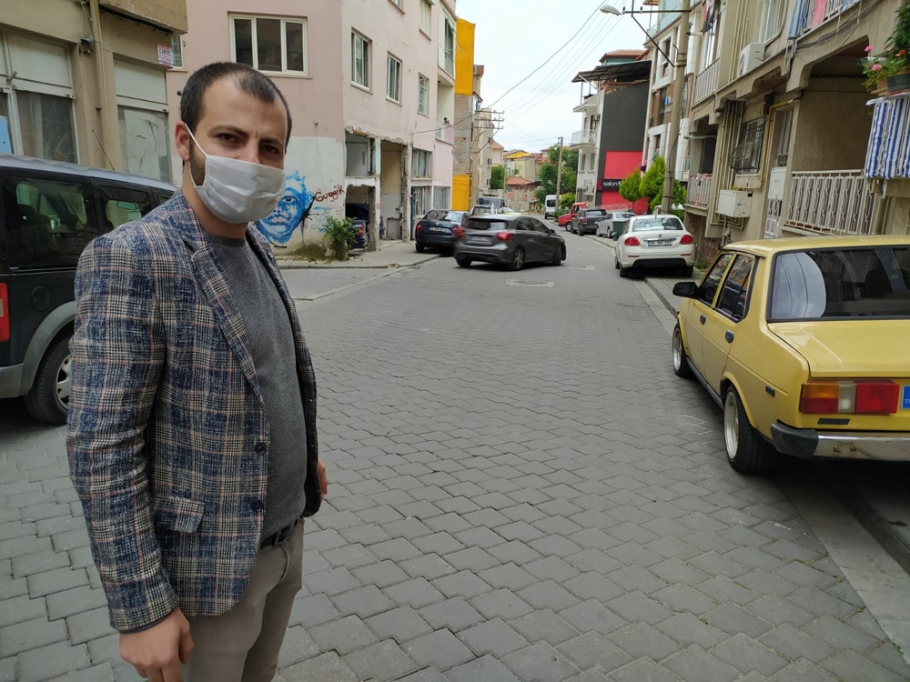 Sokak üzerindeki araçları böyle tekmelediler