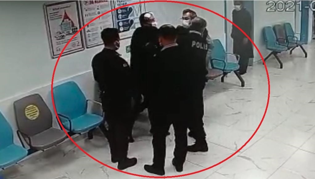 Sokakta darp edilen şahsın hastanede polise tokat atma anı kamerada
