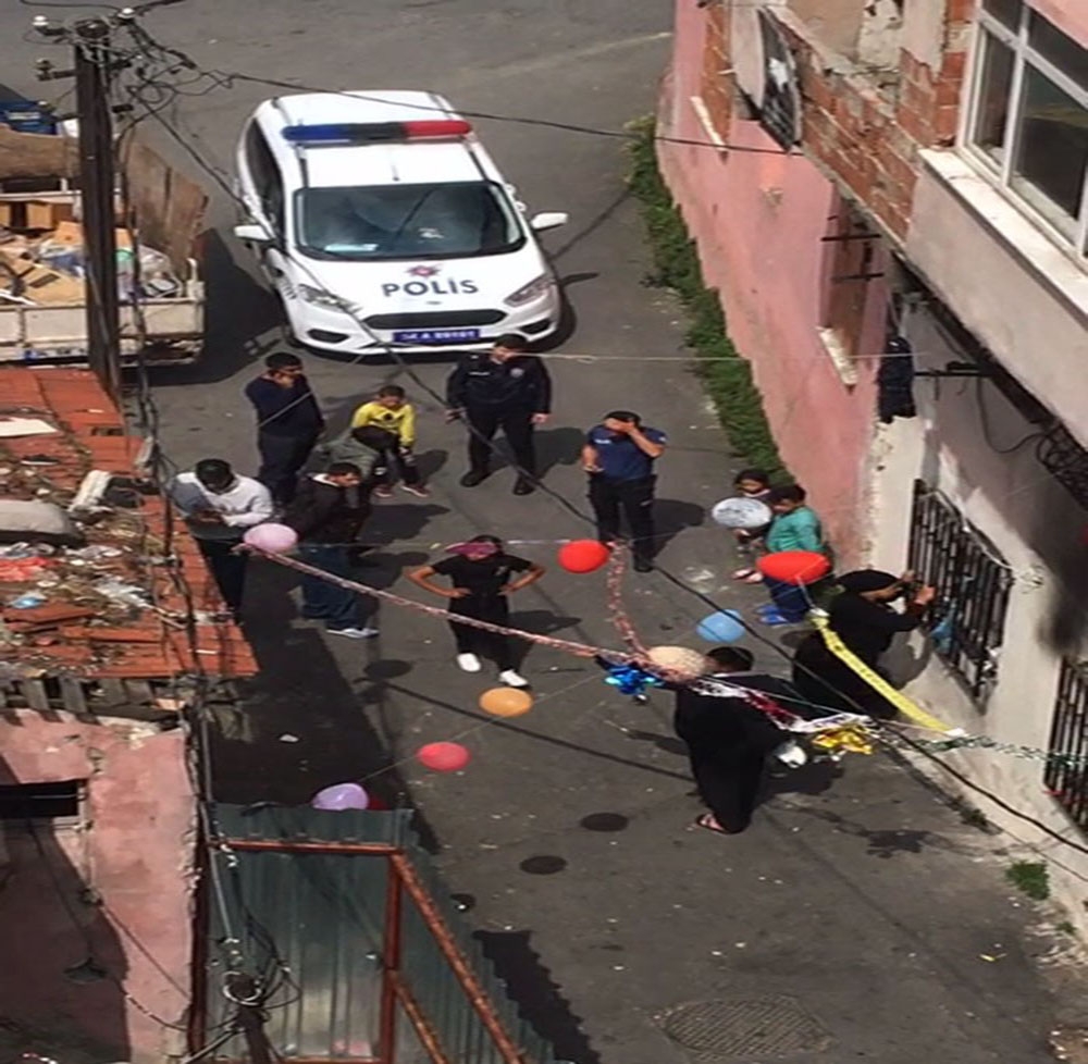 Sokakta düzenlenen doğum günü partisine polis baskını