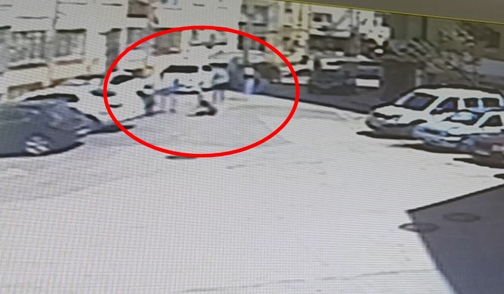 Sokakta yürüyen gençlere silahlı saldırı: 2 kişinin vurulduğu anlar kamerada