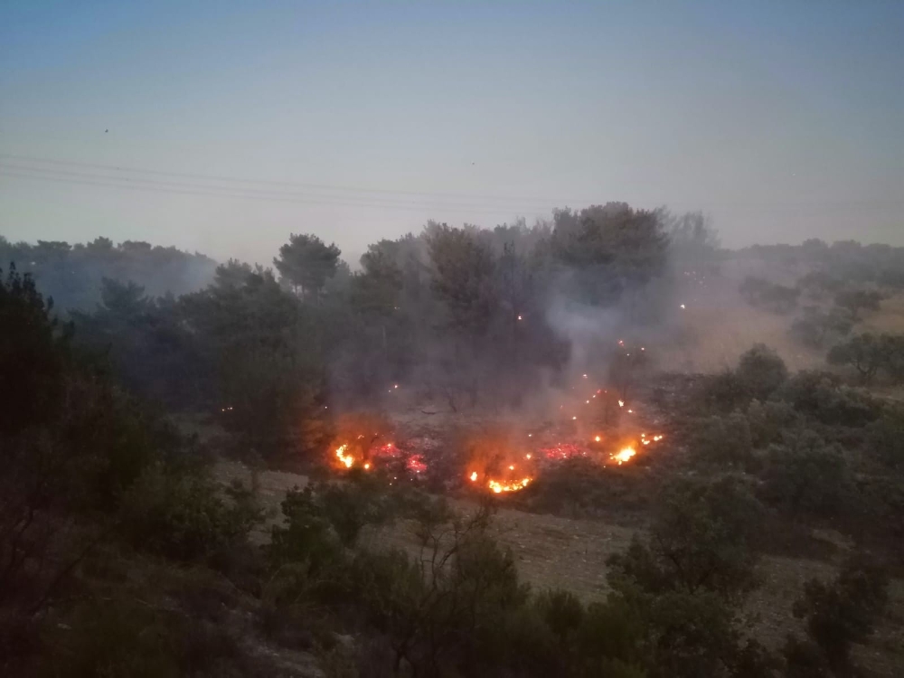Soma’da orman yangını: 1 uçak, 5 helikopter havadan müdahale ediyor