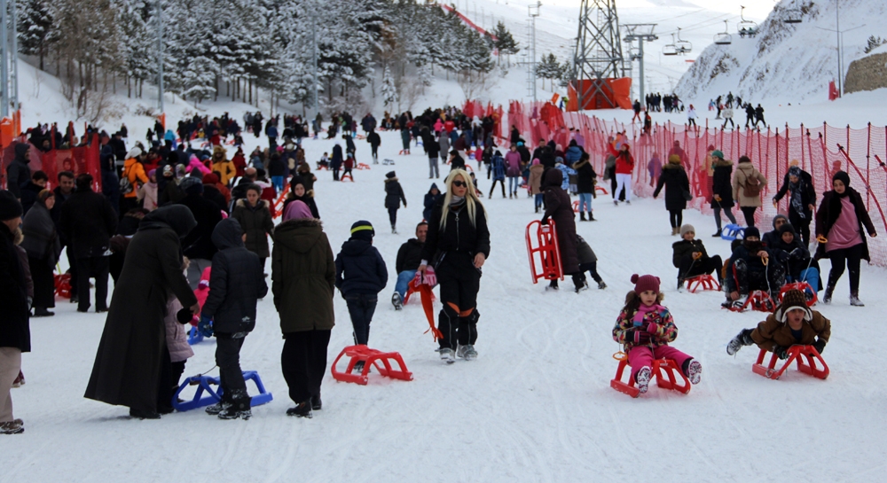 Sömestr tatilinin son günü Palandöken doldu taştı