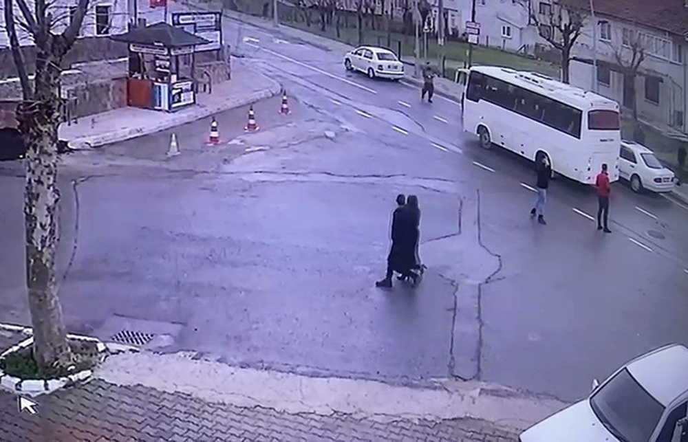 Sonik patlamada dışarı çıkan vatandaşların panik anları kamerada