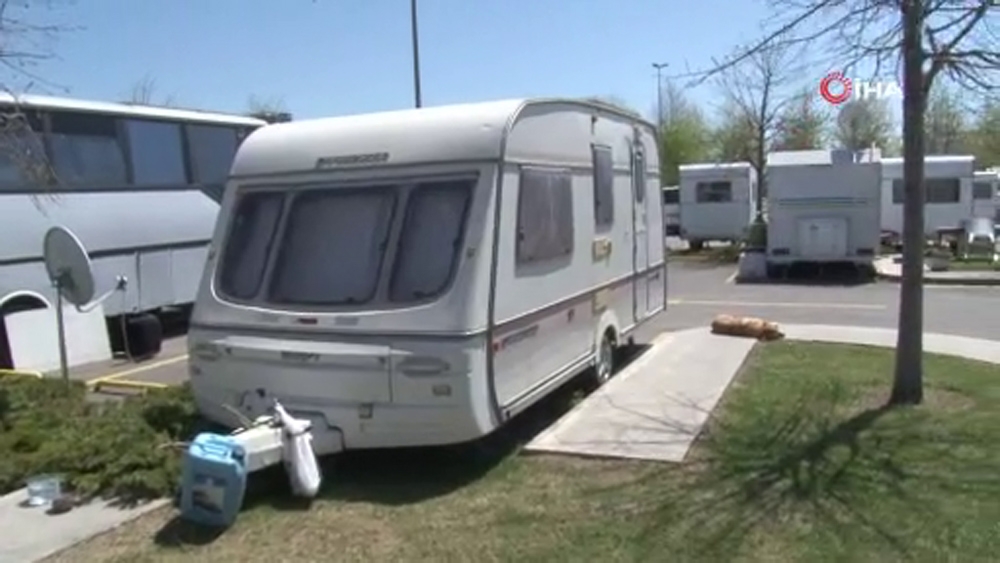 Sosyal izolasyonlarını karavan parkta sağlıyorlar