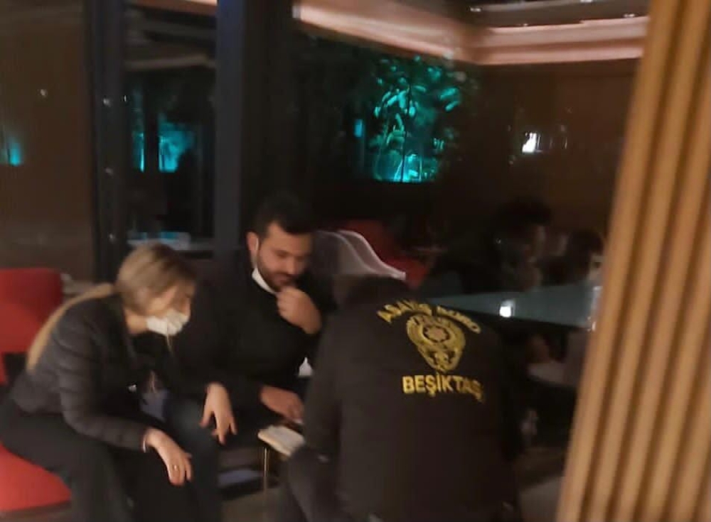 Sosyal medyada ihbar edilen maskesiz turist çifte polisten ceza