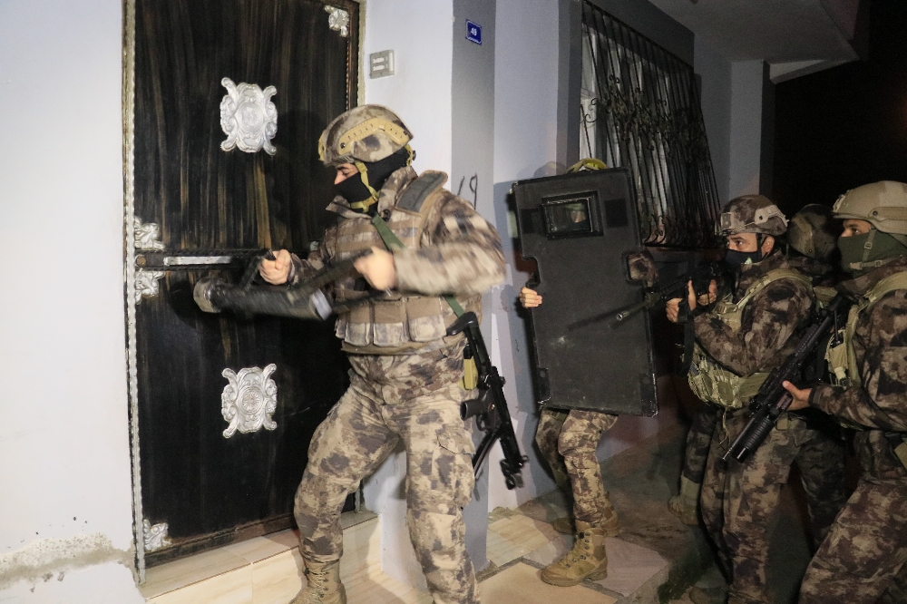 Sosyal medyada uyuşturucu maddeyi özendiren kişilere operasyon: 12 gözaltı