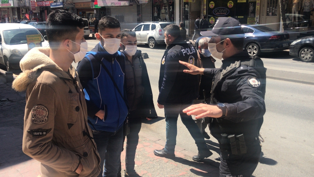 Sosyal mesafe denetiminde ilginç diyalog