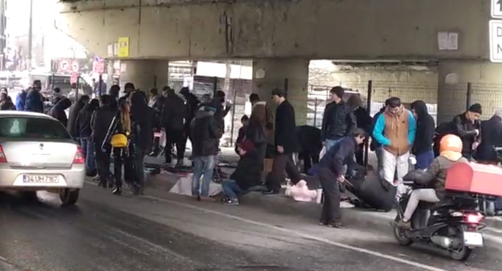 Sosyal mesafe kuralına rağmen oluşan bu görüntüler pes dedirtti