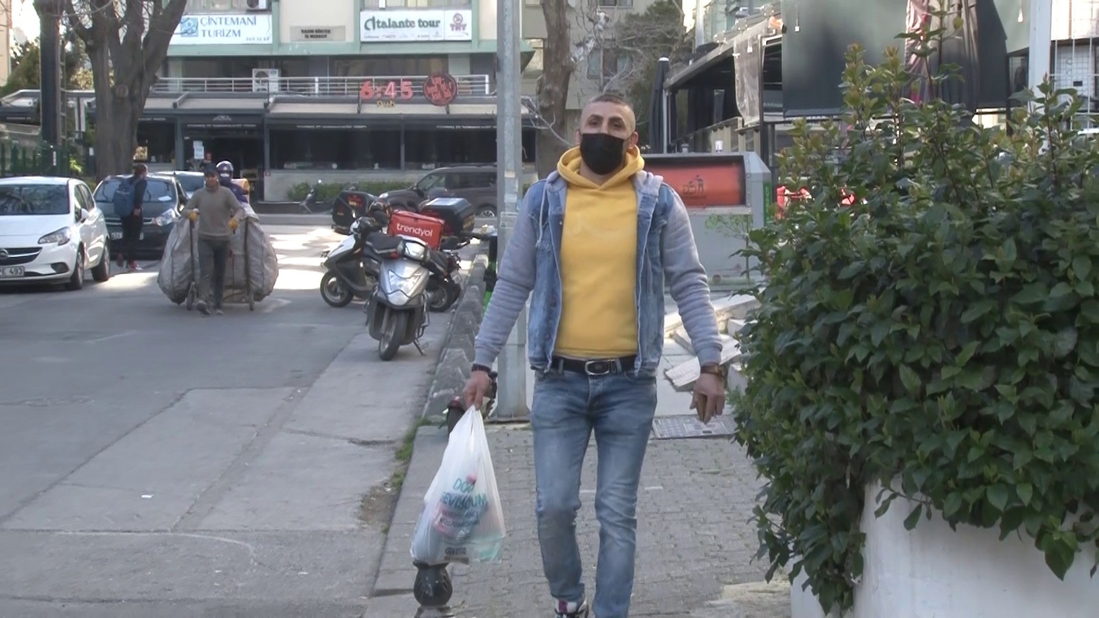 Sosyal mesafe kuralını hatırlatan müşteriye “seni süzgece çeviririm” diyerek bıçakla tehdit etti